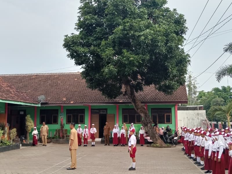 UPACARA BENDERA SETELAH LIBURAN SEMESTER GANJIL
