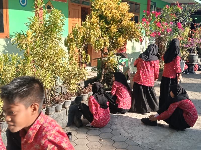 Kegiatan Bersih- Bersih Disekolah Setelah Semester
